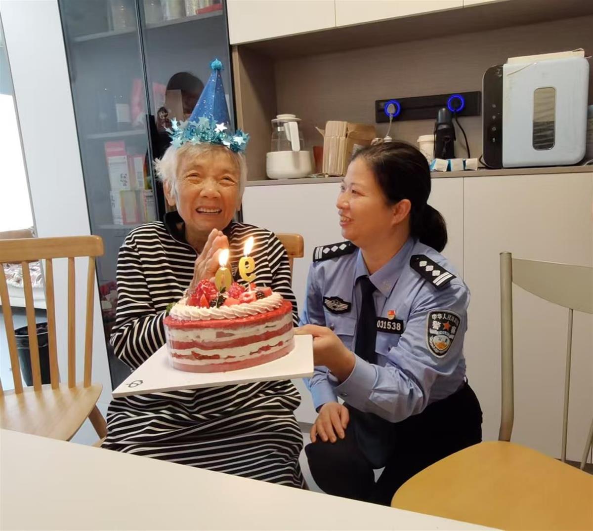 大阳城集团她曾是驻港部队首批女兵转业参警后在社区租房“扎根”“全闺女”暖心走访社(图6)